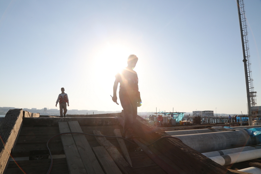 کارگران+ بازدید+ پروژه ها + رییس پایانه نفتی خارگ 5