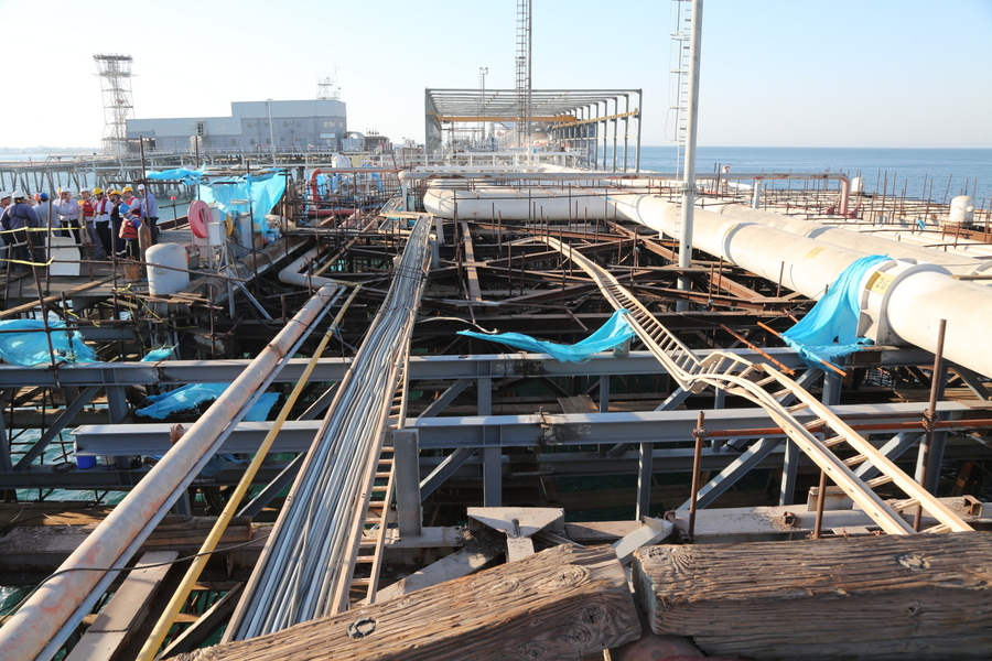 کارگران+ بازدید+ پروژه ها + رییس پایانه نفتی خارگ 9