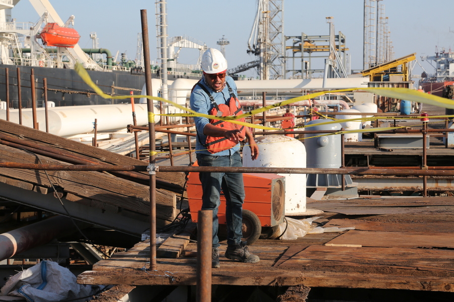 کارگران+ بازدید+ پروژه ها + رییس پایانه نفتی خارگ 15