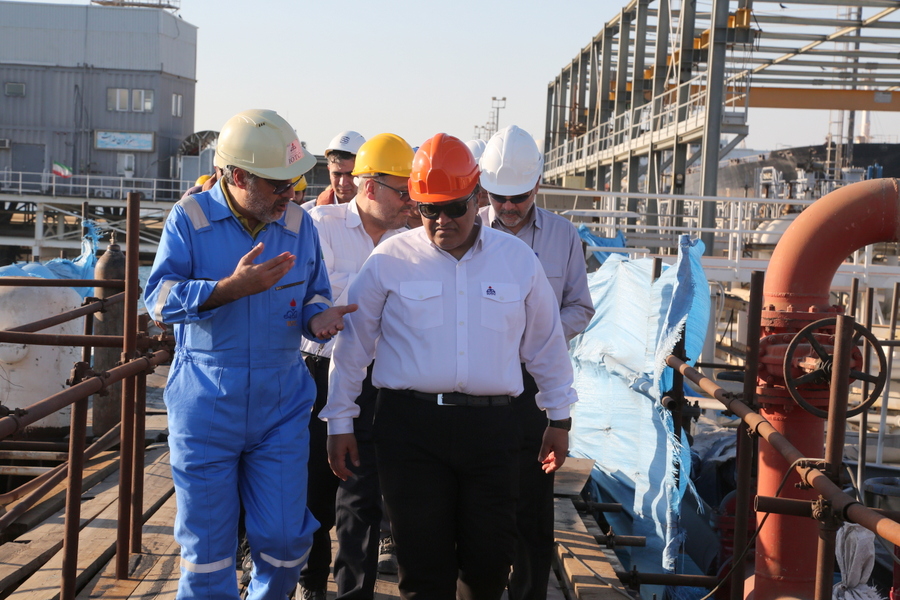 کارگران+ بازدید+ پروژه ها + رییس پایانه نفتی خارگ 21