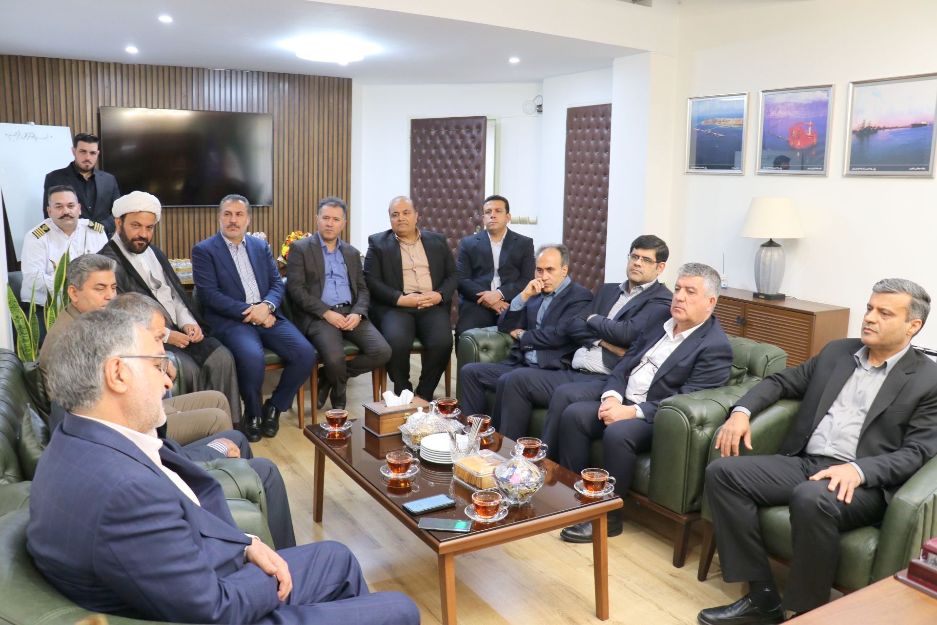 نشست مدیرعامل شرکت پایانه‌های نفتی ایران با مدیران شرکت 4