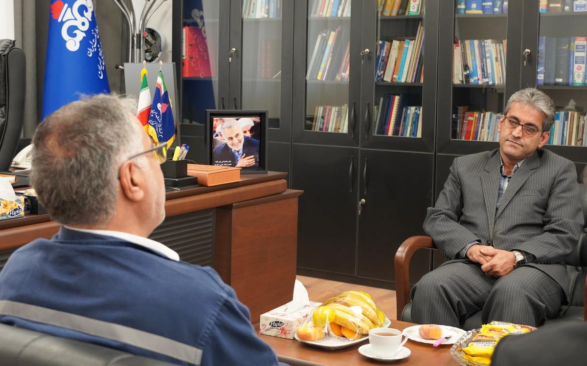 نشست مشترک عباس اسدروز+ مدیرعامل شرکت پایانه‌های نفتی ایران+ نگهدار حسین‌پور+ بخشدار ویژه خارگ 5