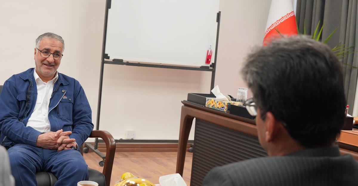 نشست مشترک عباس اسدروز+ مدیرعامل شرکت پایانه‌های نفتی ایران+ نگهدار حسین‌پور+ بخشدار ویژه خارگ 4