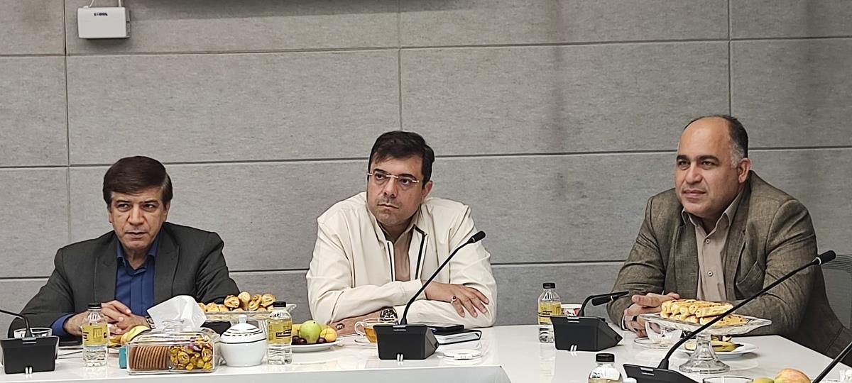 HSE+ عباس اسدروز، مدیرعامل شرکت پایانه‌های نفتی ایران، شهرام احمدی، مدیرکل بهداشت، ایمنی و محیط زیست وزارت نفت +علیرضا نجومی، مدیر بهداشت، ایمنی، محیط زیست، پدافند غیرعامل و مدیریت بحران شرکت ملی نفت ایران 2