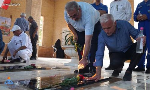 غبارروبی و عطرافشانی گلزار شهدا در جزیره خارگ