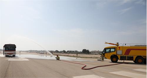 مانور عملیات اطفای حریق و نجات سرنشینان هواپیما در فرودگاه جزیره خارگ برگزار شد